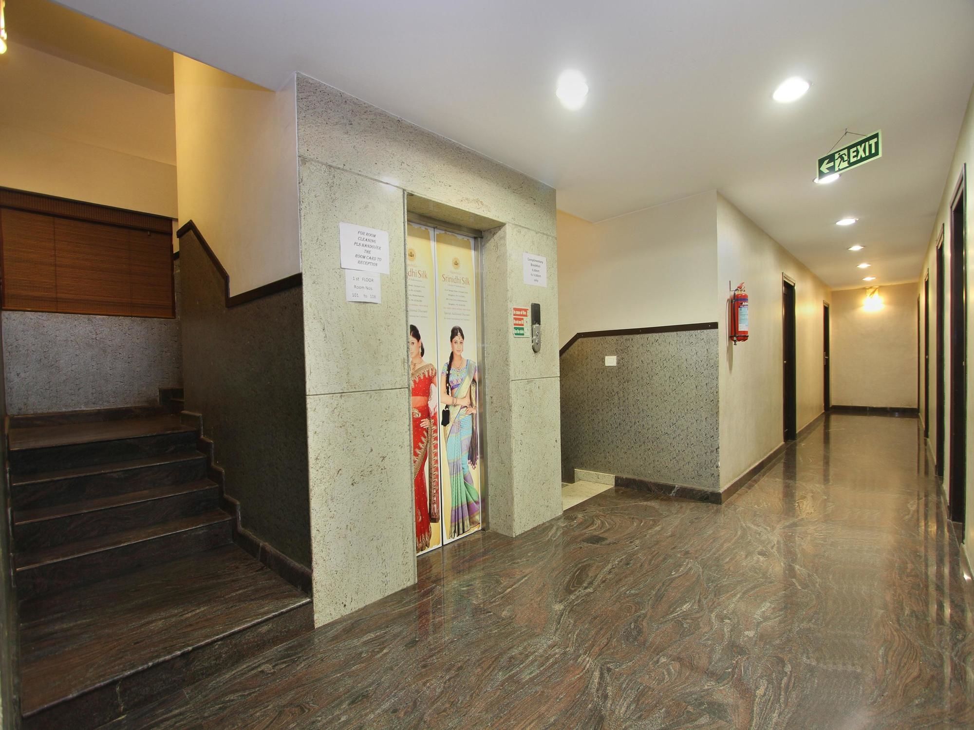Oyo 435 Hotel Amshi International Бангалор Екстериор снимка